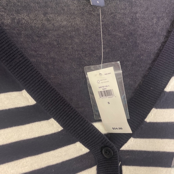 Gap sweater. Never worn with tags - Picture 2 of 4